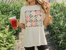 Load image into Gallery viewer, Checkered Daisies Unisex Tee